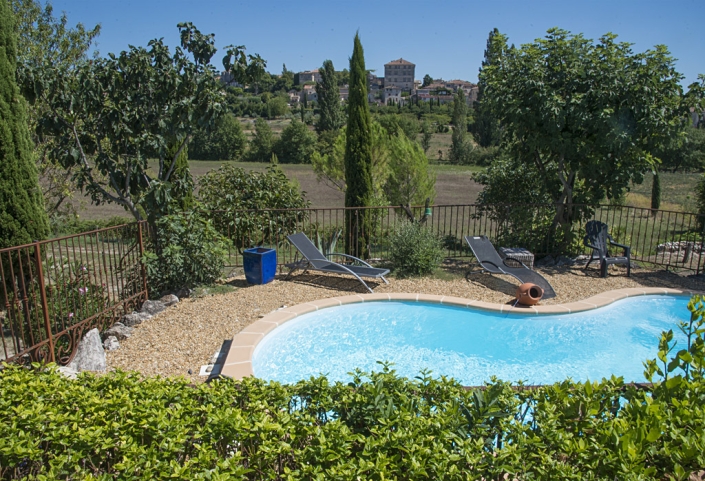 La piscine avec vue sur le village de Barjac